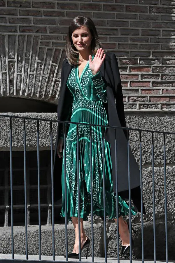 Vestidos baratos para copiar el look agotado de la Reina Letizia | Mujer Hoy