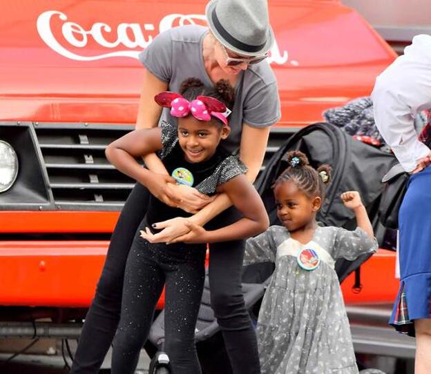 La actriz junto a sus dos hijos.