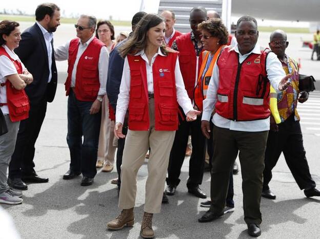 El look más sorprendente de Letizia: la Reina se pone las botas en Mozambique