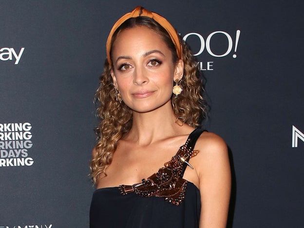 El accesorio capilar de Nicole Richie es de lo más cómo cuando no quieres comerte la cabeza con el peinado.