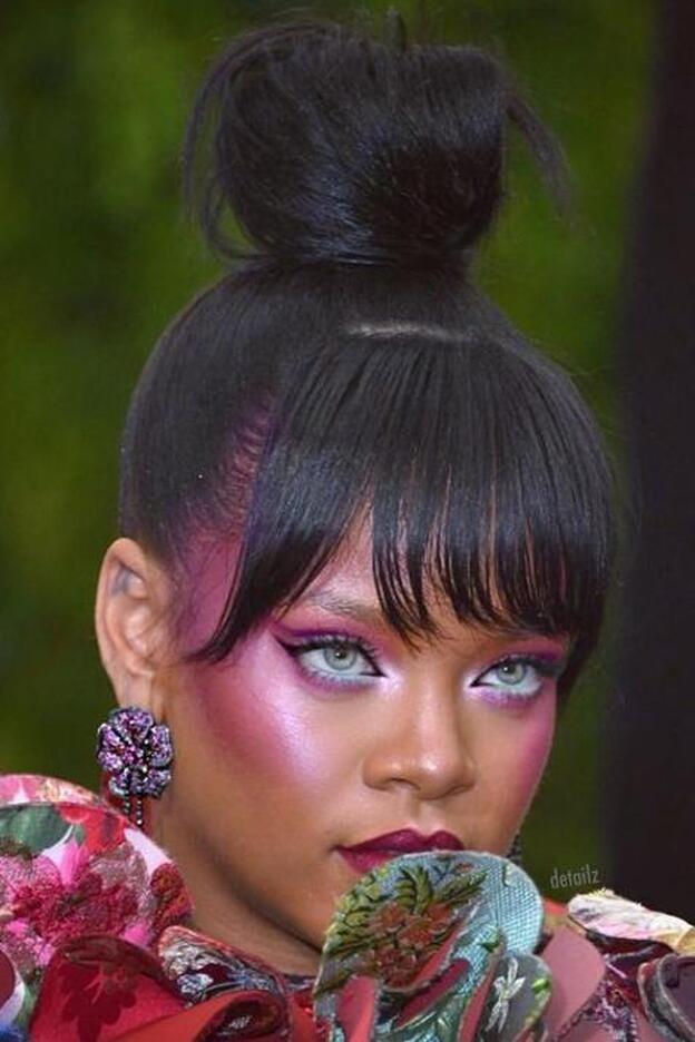 Moñete y baño de brillos fucsia: Rihanna puede con todo.