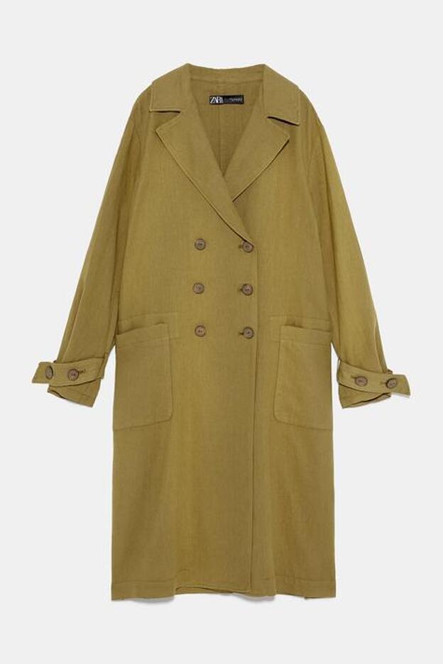 Trench amplia confeccionada en tejido con mezcla de lino de cuello y solapa, 59,95 euros.