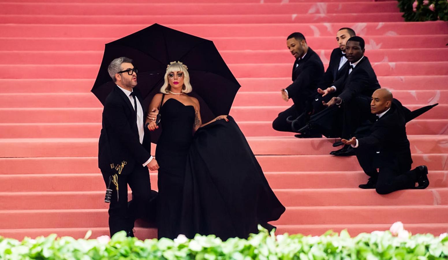 Todas las fotos y detalles de los vestidos de Lady Gaga en la Gala MET 2019