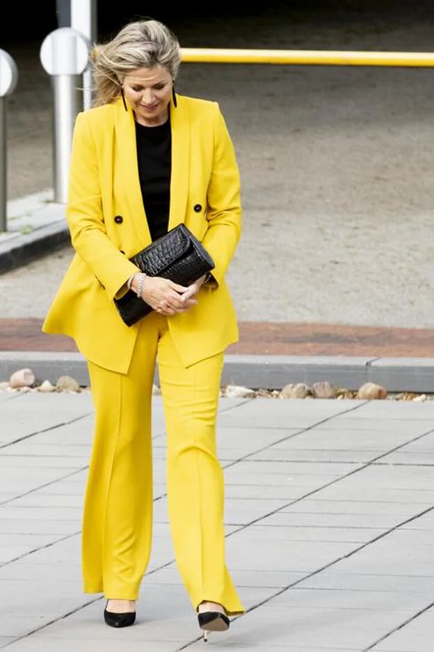 Máxima de Holanda con el traje amarillo de Zara