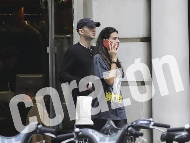 Rocío Crusset paseando junto a su novio.