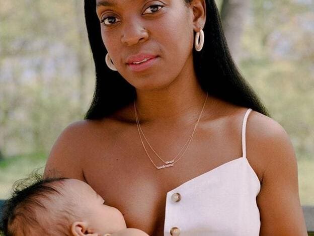 Una madre sostiene a su bebé en brazos para la nueva campaña de H&M./Instagram.