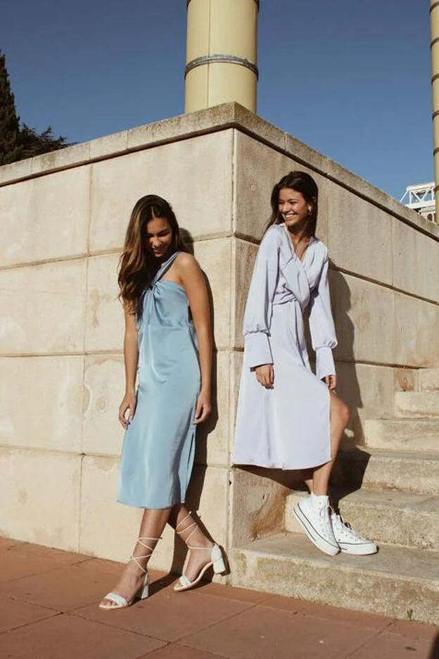 En la imagen, los vestidos Gloria light blue (119€) y Tina lillac (119€) de Laagam. Pincha en la foto para fichar otra de las nuevas firmas españolas que nos ha enamorado últimamente./laagam