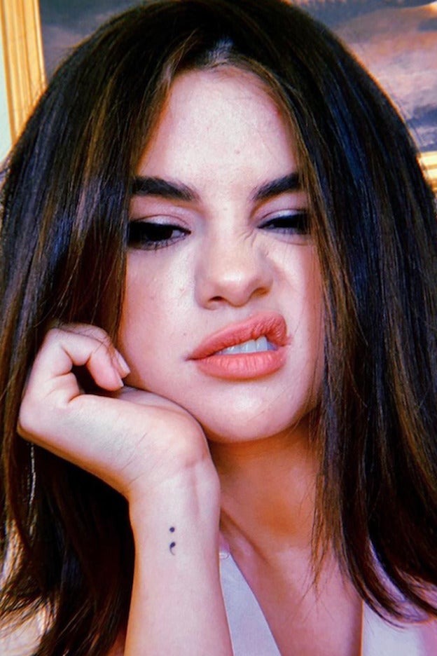 Las típicas mechas de los 90, muy visibles y contrastadas, de Selena Gomez.