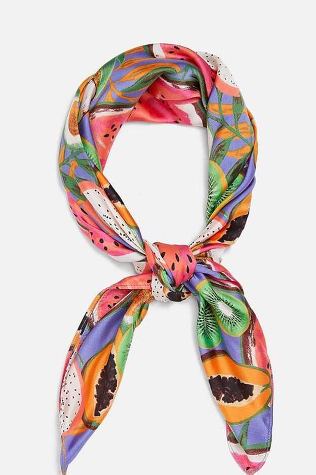 Pañuelo estampado tropical de Zara. (9,95 euros).