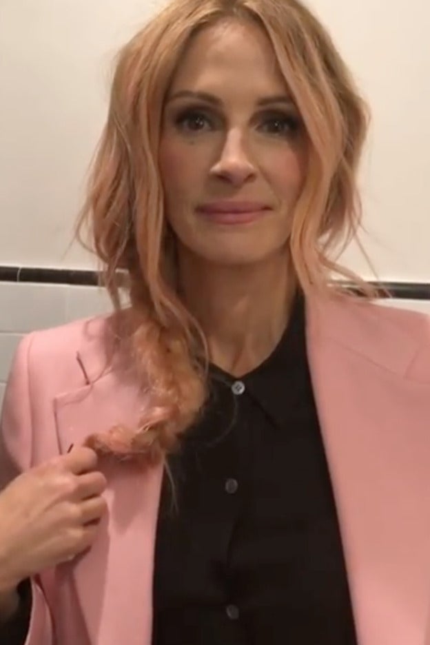 Las inesperadas mechas rosas de Julia Roberts fueron virales.