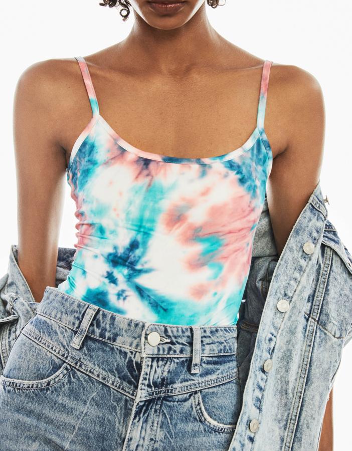 Bershka adelanta sus rebajas: estampado tie-dye.