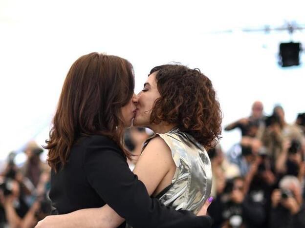 Esta es la imagen del beso entre Lubna Azabal y Nisrine Erradi que ha generado el escándalo en Marruecos. Pincha sobre la foto para ver los mejores looks de pelo y maquillaje en Cannes./agencias.