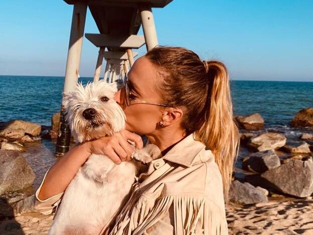 Mireia Belmonte con su perro, London, en la playa./instagram.