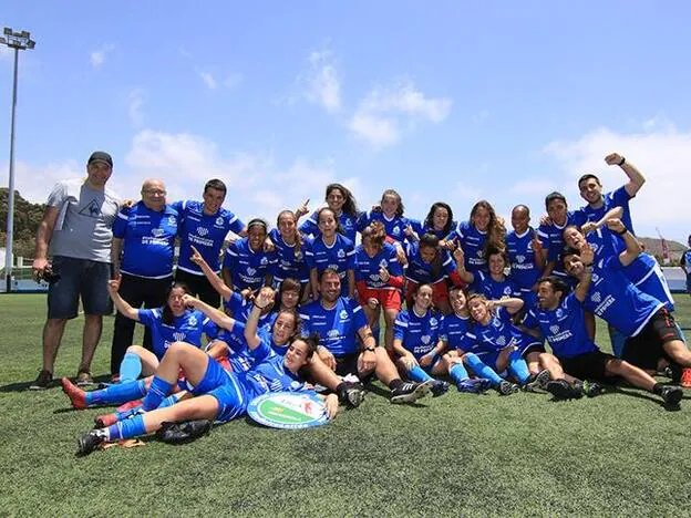 La plantilla y el cuerpo técnico del Dépor ABANCA celebrando su ascenso el pasado 19 de mayo en Arguineguín, Gran Canaria./RC.Deportivo.