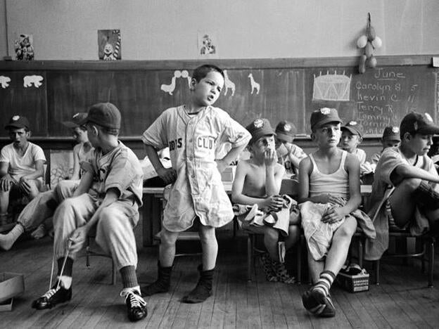 Portavoz del equipo de béisbol infantil reclama pantalones para los jugadores (Manchester, NH, 1954), de Joel Little.