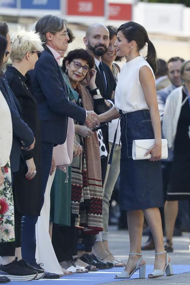 La Reina Letizia con look con falda vaquera en la inauguración de la Feria del Libro 2019