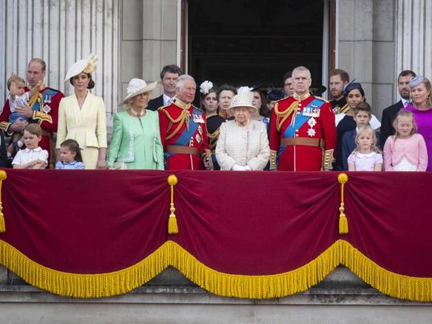 La familia real británica en el balcón del Palacio de Buckingham.