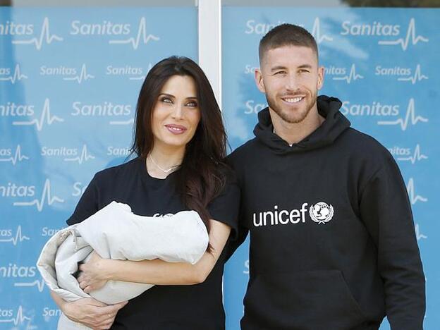 Pilar Rubio y Sergio Ramos a la salida del hospital tras dar la bienvenida a su tercer hijo. Pincha sobre la foto para ver las parejas que planearon boda para 2019./agencias