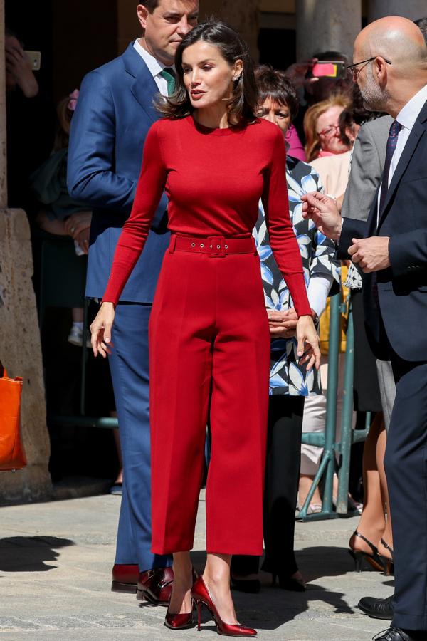 Letizia con pantalones culotte con cinturón