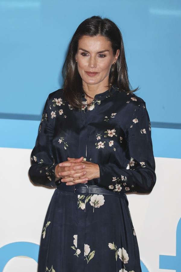 Letizia con vestido de flores con cinturón