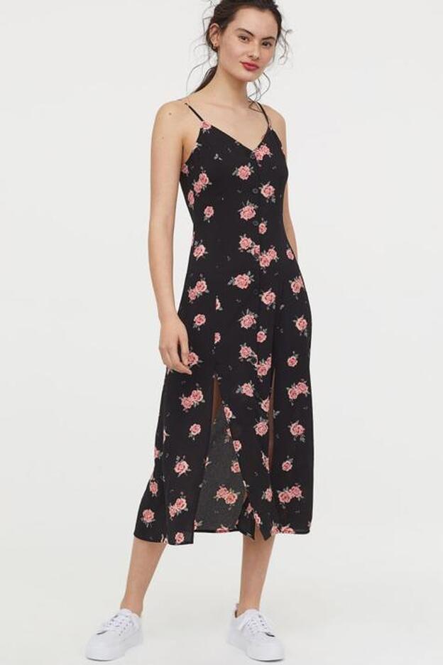 Vestido de tirantes con estampado de rosas de H&M.