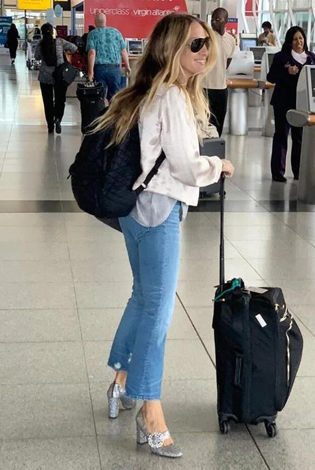 Sarah Jessica Parker con zapatos de brilli brilli en el aeropuerto.