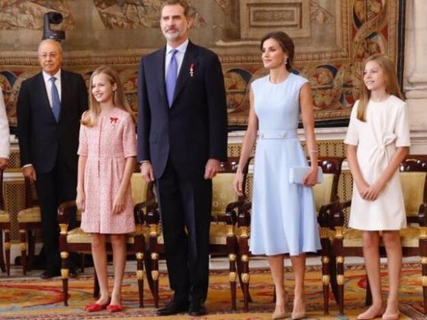 Los Reyes han celebrado los 5 años de reinado junto a sus hijas, Leonor y Sofía, en un acto de entrega de medallas de la orden al Mérito Civil.