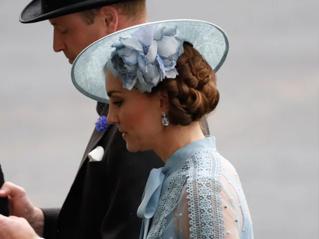 En recogido trenzado de Kate Middleton es una opción de moño muy fresca para el verano.