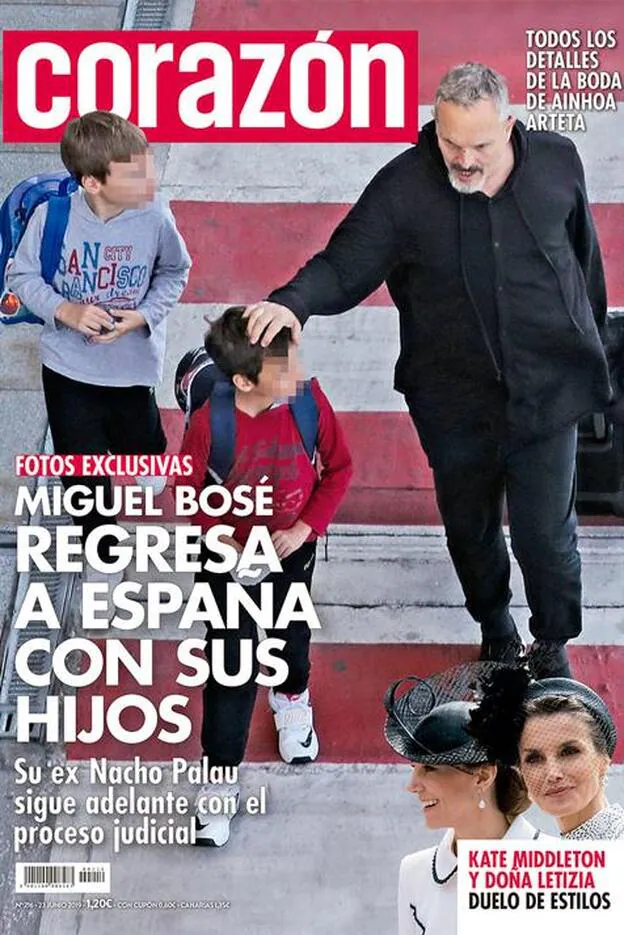 Miguel Bosé a su regreso a España con sus hijos./d.r.