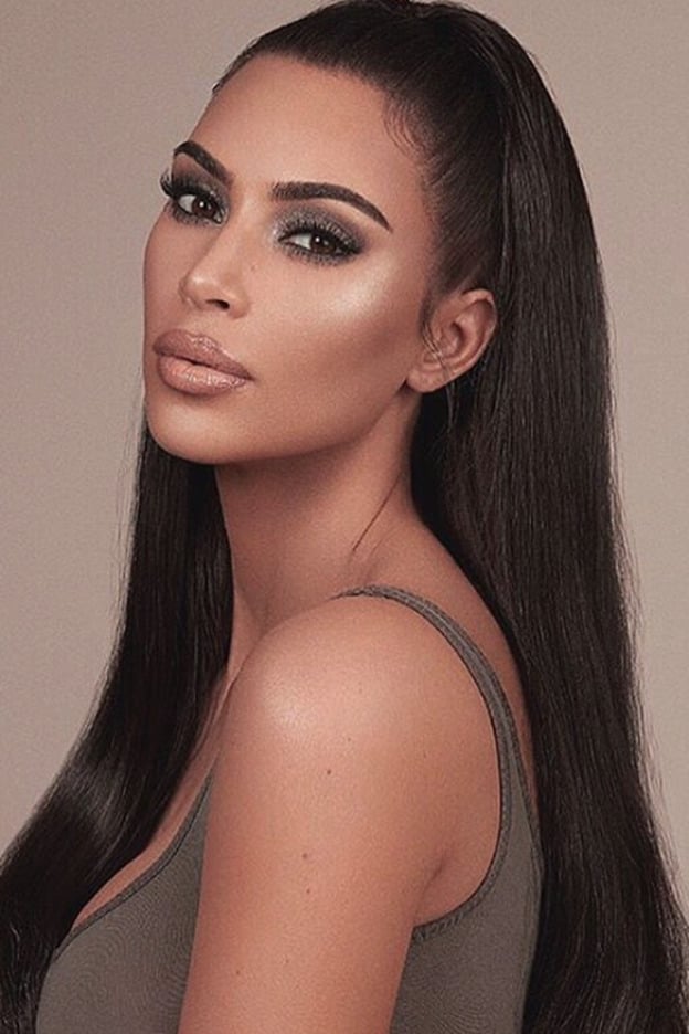 Kim Kardashian con uno de sus looks habituales: maquillaje recargado y extensiones XXL.