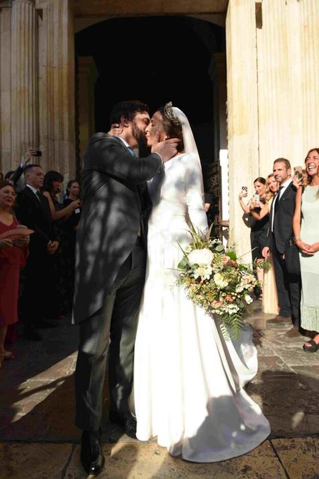 La pareja, al salir de la Catedral de Sevilla después de darse el 'sí, quiero'.