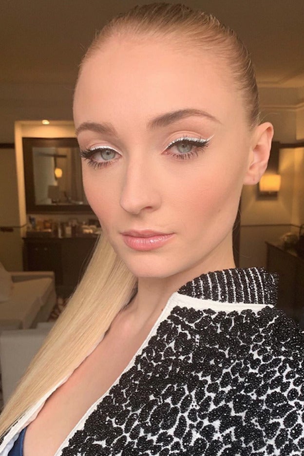 Sophie Turner ha sido de las primeras en llevar esta tendencia de maquillaje.