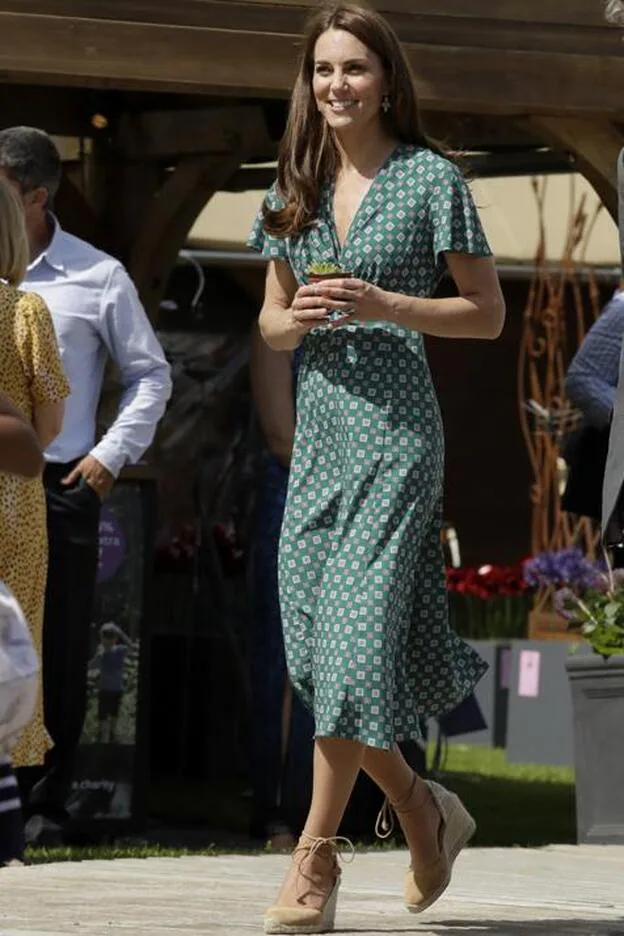 Kate Middleton y su look de verano perfecto: vestido de rebajas y alpargatas españolas Mujer