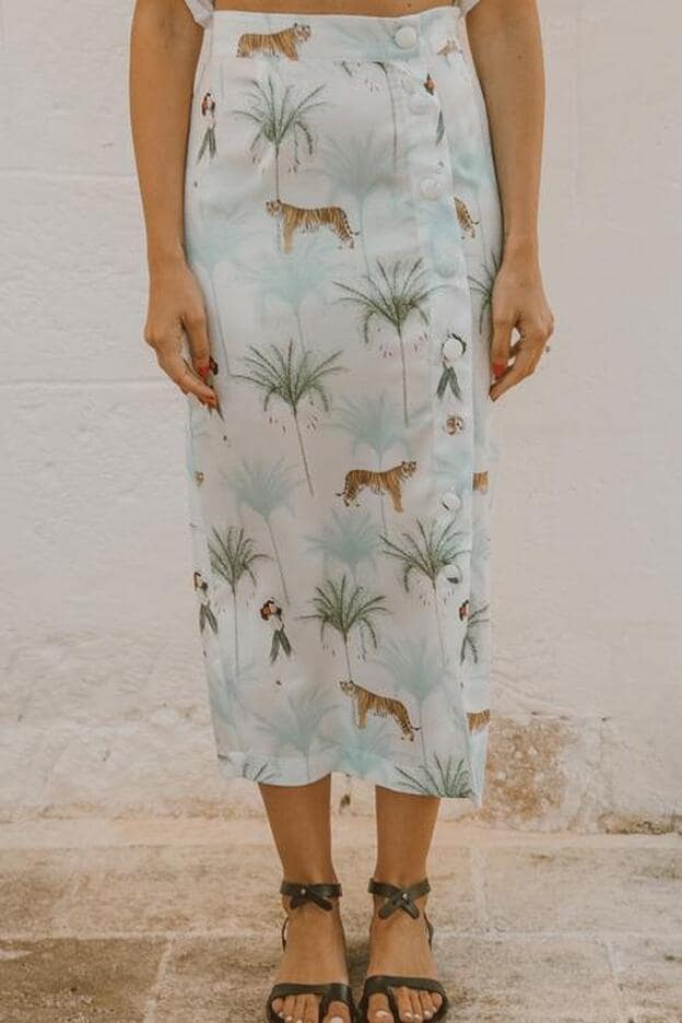 Sin duda, uno de nuestro diseños favoritos de la colección de verano de Lovely Pepa: una falda azul cielo con un estampado de tigres espectacular.
