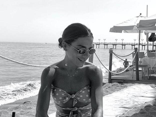 Pincha en la imagen para ver las fotos más sexys de las famosas en bikini y bañador este verano./Instagram.