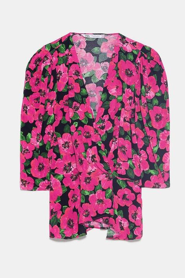 Blusa estampada volumen con estampado de flores. (39,95 euros).