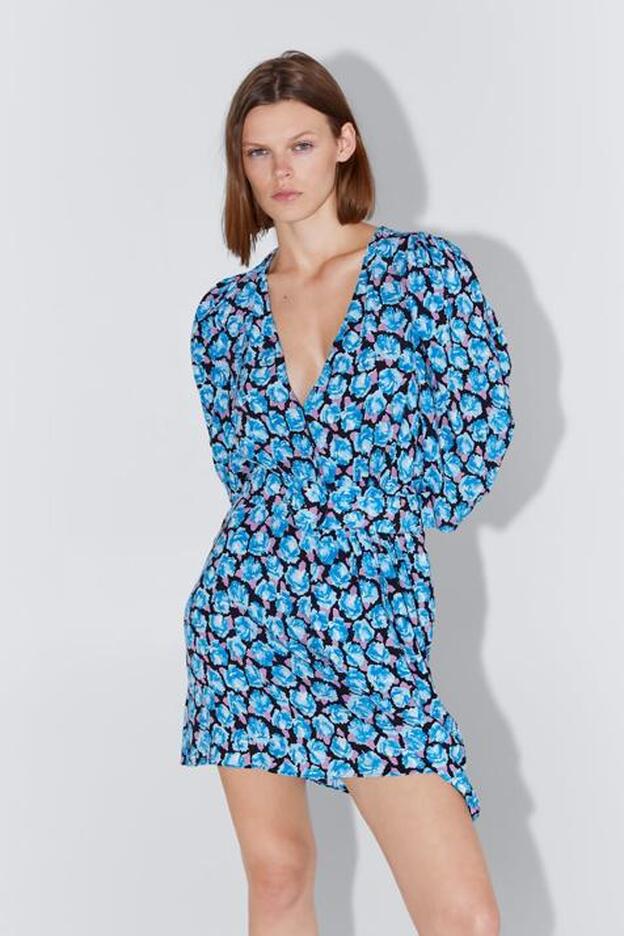 Aún está disponible en todas las tallas este vestido de flores de Zara que ha elegido Alba Díaz.