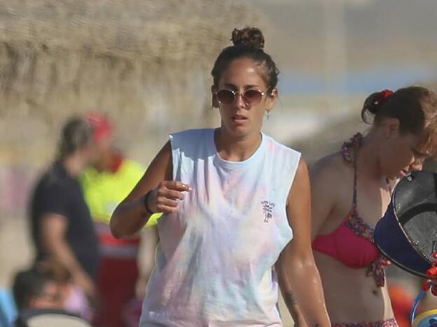 Anabel Pantoja en una imagen de unas vacaciones pasadas en la playa. Pincha sobre la foto para ver las famosas más sexys en bikini./gtres.