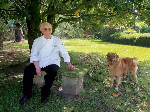 Juan Mari Arzak junto a una de sus mascotas./J. Colmenero