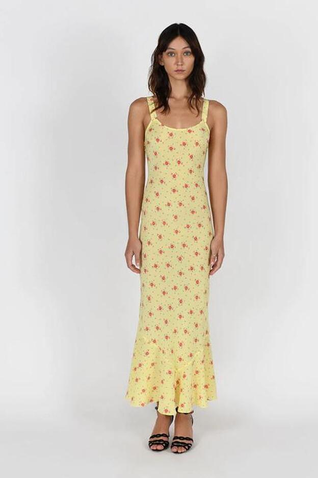 Vestido largo con estampado floral sobre fondo amarillo, unos 216 euros.