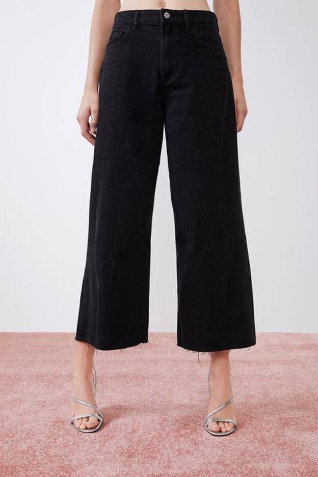 Los pantalones que lleva Nuria Roca son muy parecidos a estos de Zara.