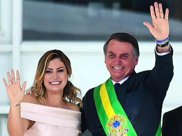 Jair Bolsonaro junto a su mujer, Michelle./agencias