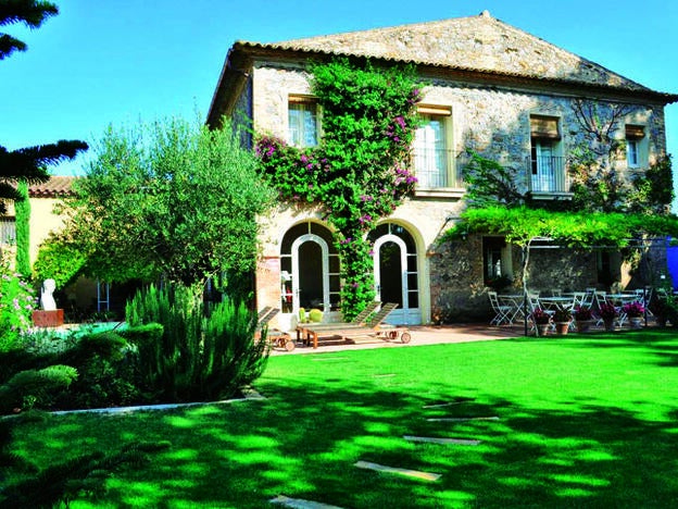 Vista de la villa L’Hort de Sant Cebriá, en la que tu perro podrá relajarse sin niños que le toquen las orejas.