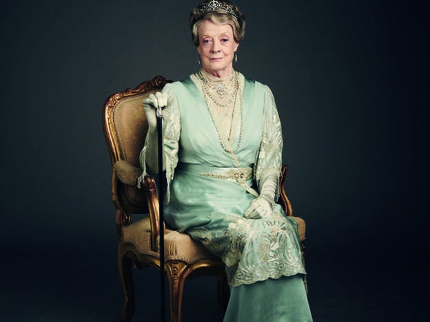 Maggie Smith como la condesa viudae en Downton Abbey./d.r.