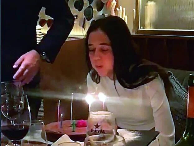 Victoria Federica soplando las velas en su cumpleaños./d.r.