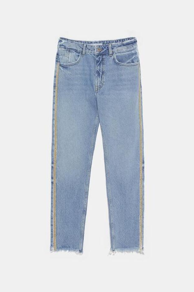 Jeans de tiro alto con banda lateral de abalorios, 29,95 euros.