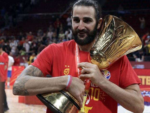 Ricky Rubio con el trofeo de campeón del mundo de baloncesto./gtres.