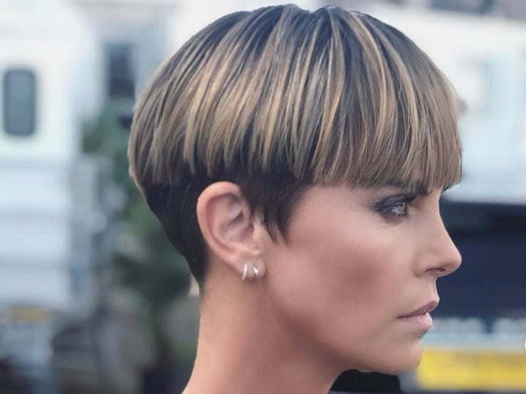 Los 8 looks de pelo que han convertido a Charlize Theron en la mujer perfecta