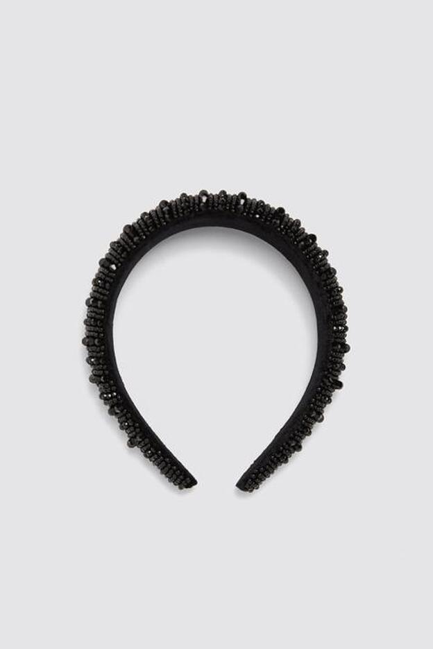 Diadema brillos de Zara. (17,95 euros).