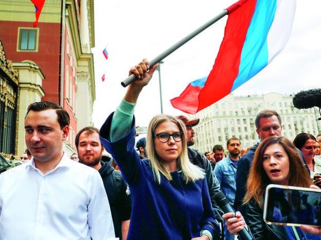 Lyubov Sobol blandiendo la bandera rusa durante una manifestación en el centro de Moscú. Desde marzo de 2011 es abogada del Proyecto RosPil creado por Alexéi Navalny./getty